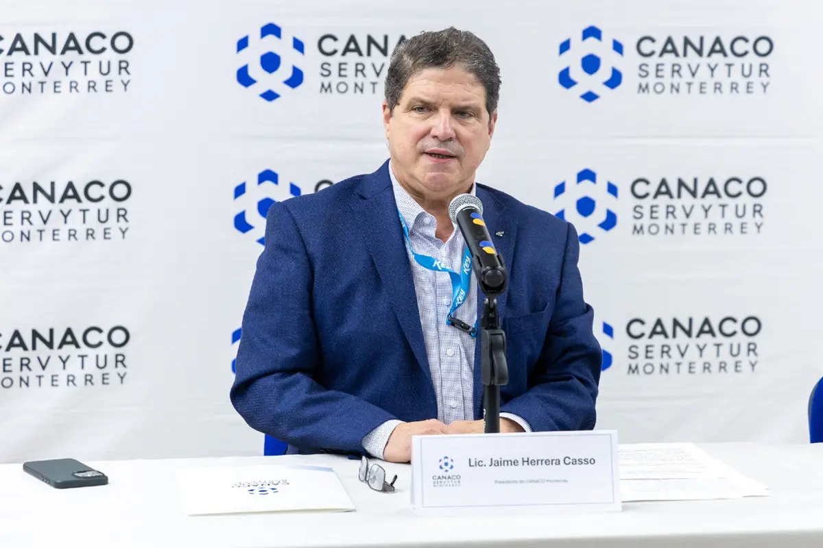 El presidente de la Canaco de Monterrey, Jaime Herrera Casso, señaló que se esperan expectativas de crecimiento económico del 1.5 % para 2026. Foto: Facebook Canaco Servytur Monterrey
