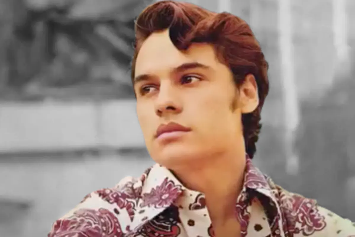 Juan Gabriel en Bellas Artes, 1990. Semanas después, el robo de un álbum inédito activó una investigación del FBI (Foto: @soyjuangabriel_ / Canva)