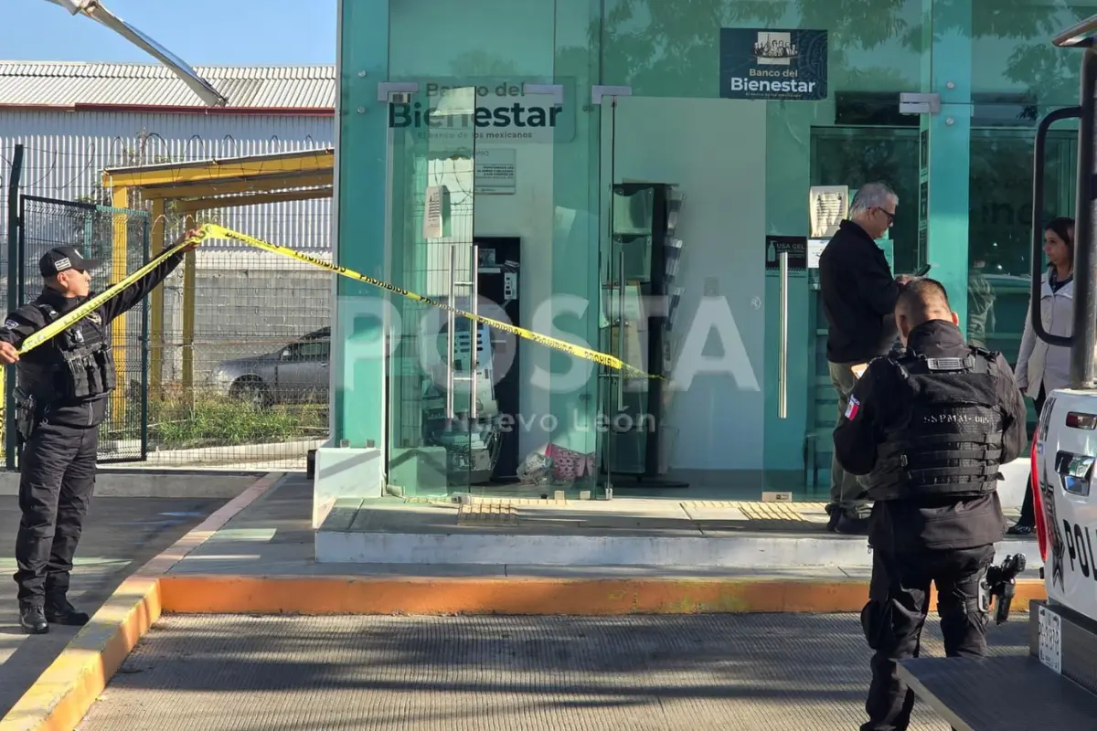 Esta mañana, un robo en el banco bienestar de Montemorelos dejó a las empleadas alarmadas al encontrar el cajero destrozado. Foto: Raymundo Elizalde