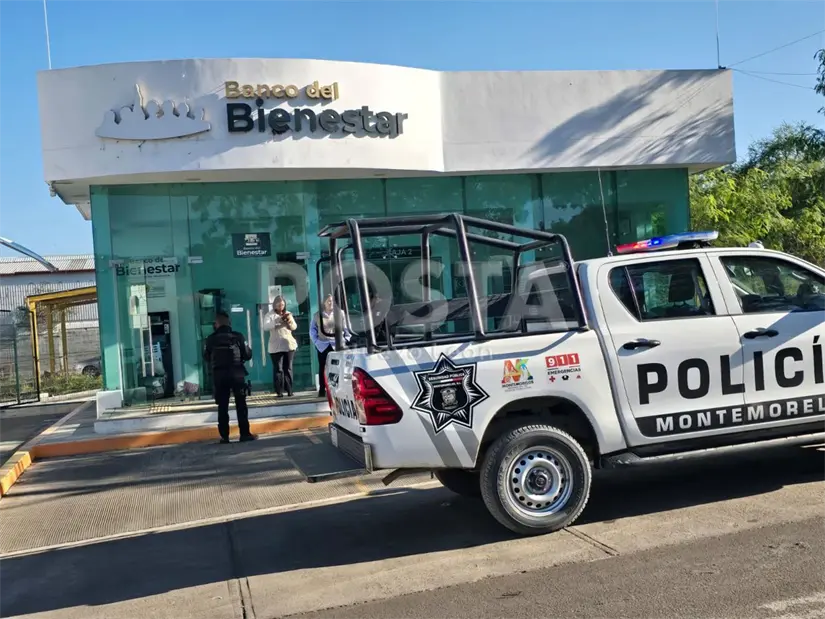 imagen recuadro Empleadas del banco bienestar en Montemorelos descubrieron un robo esta mañana al encontrar el cajero severamente dañado. Foto: Raymundo Elizalde
