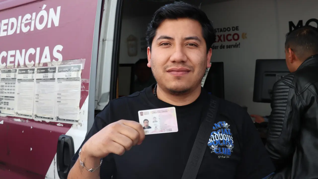Ciudadano recogiendo su licencia de conducir en el Edomex. Foto: FB (Ayuntamiento de Zinacantepec 2025-2027)
