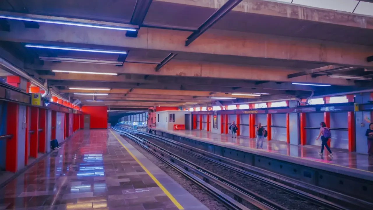 El Metro es de los transportes más utilizados por los capitalinos. Foto: Maps Joel Flores