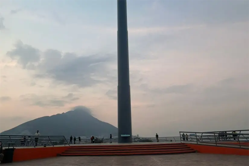 imagen recuadro El Mirador Asta Bandera se erige como un fundamental símbolo de identidad y cultura para los habitantes de Monterrey. Foto: Diego Ovalle