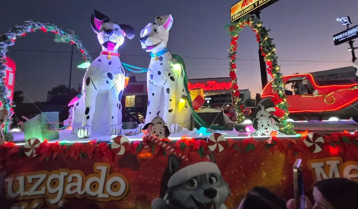 Miles de personas acudieron a ovbservar el Desfile de Navidad. Foto: Especial.