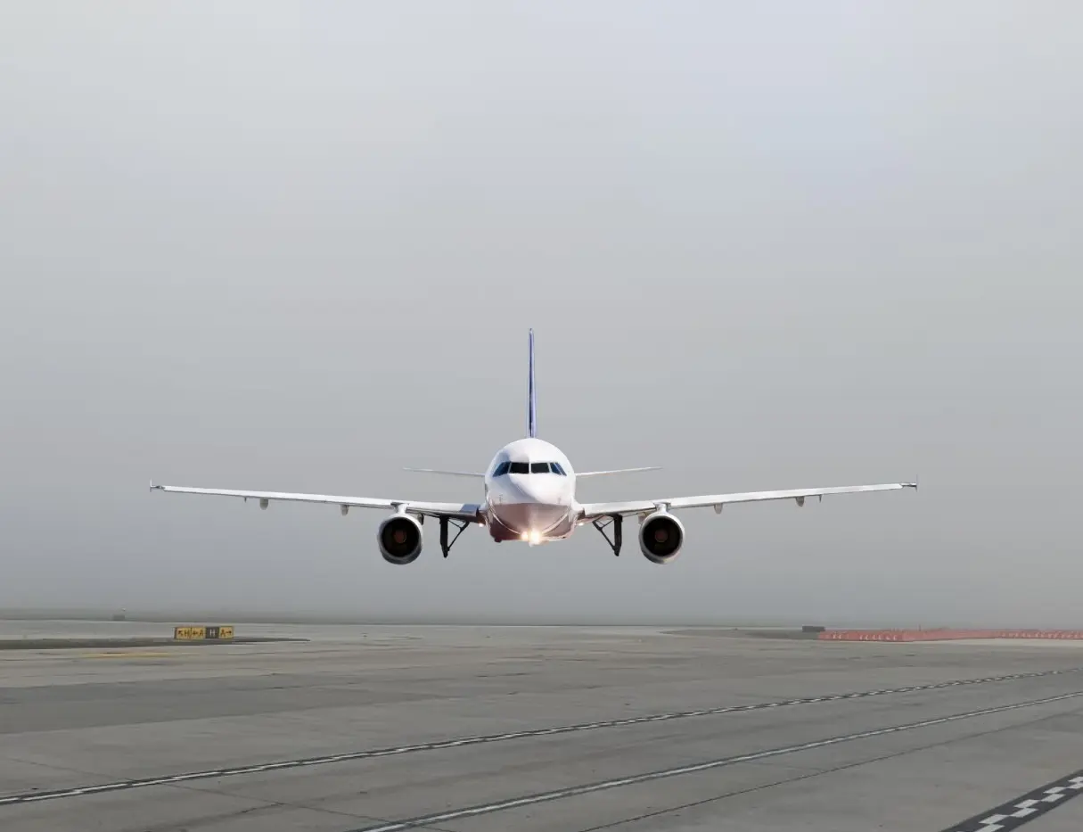 Esto ocasionó que varios vuelos permanecieran en espera, fueran reprogramados o incluso cancelados de manera temporal. Foto: Canva.