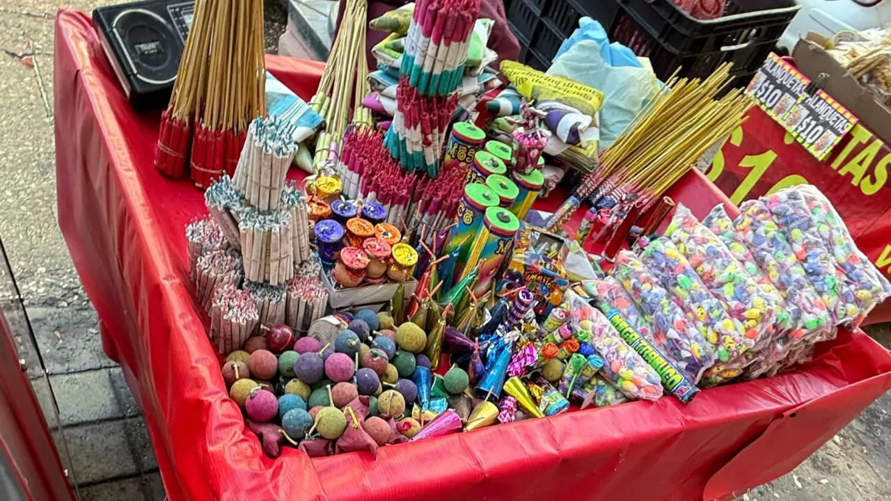 Aunque esta prohibida la venta de cohetes en Tampico, ya se observan varios puestos en la vía pública | Foto: Axel Hassel