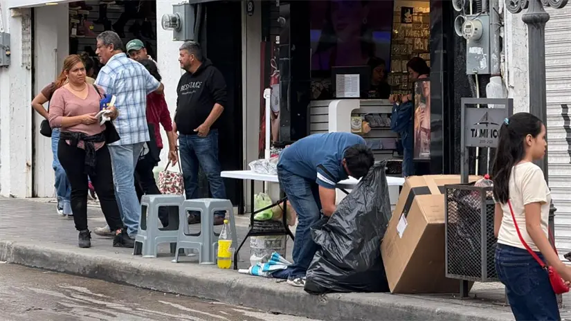 imagen recuadro Desde muy temprano se instalaron puestos ambulantes de cohetes sin permiso | Foto: Axel Hassel