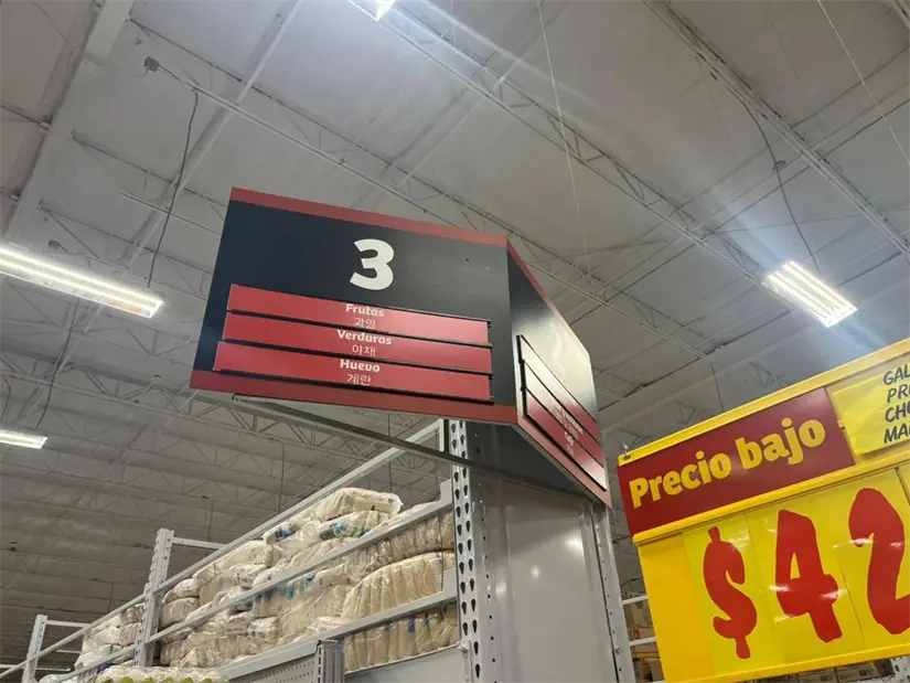 imagen recuadro En Pesquería, los supermercados adoptan el coreano en sus señalizaciones para atender a la creciente población de trabajadores coreanos. Foto: Yarince Torres