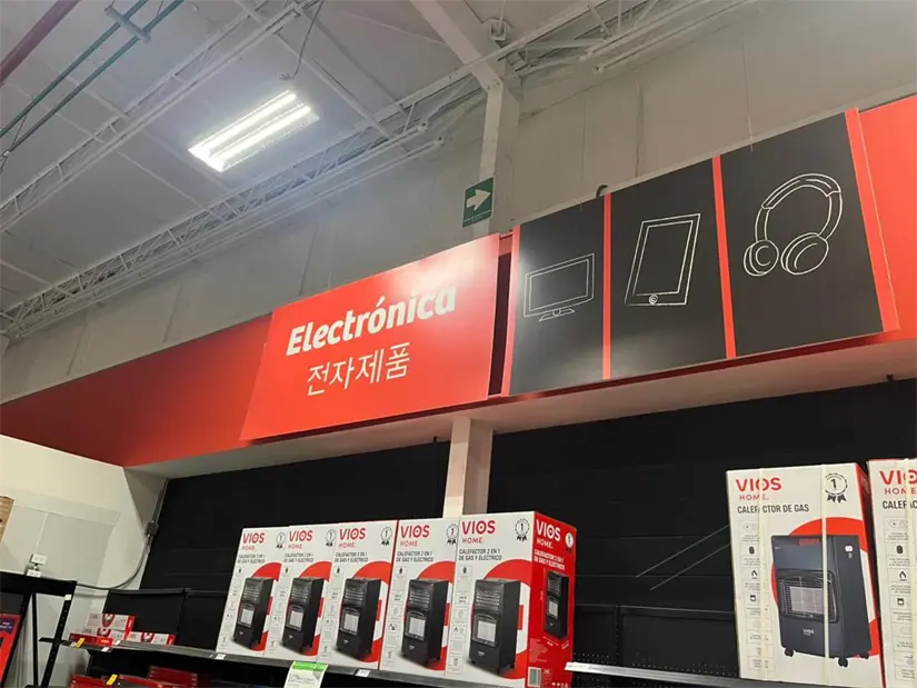 imagen recuadro Con el objetivo de atender a sus clientes, supermercados en Pesquería traducen información importante al coreano para facilitar la compra. Foto: Yarince Torres