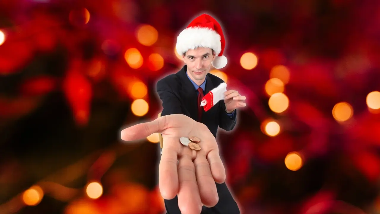 Fondo navideño y un hombre con monedas y gorro navideño. Foto: Canva