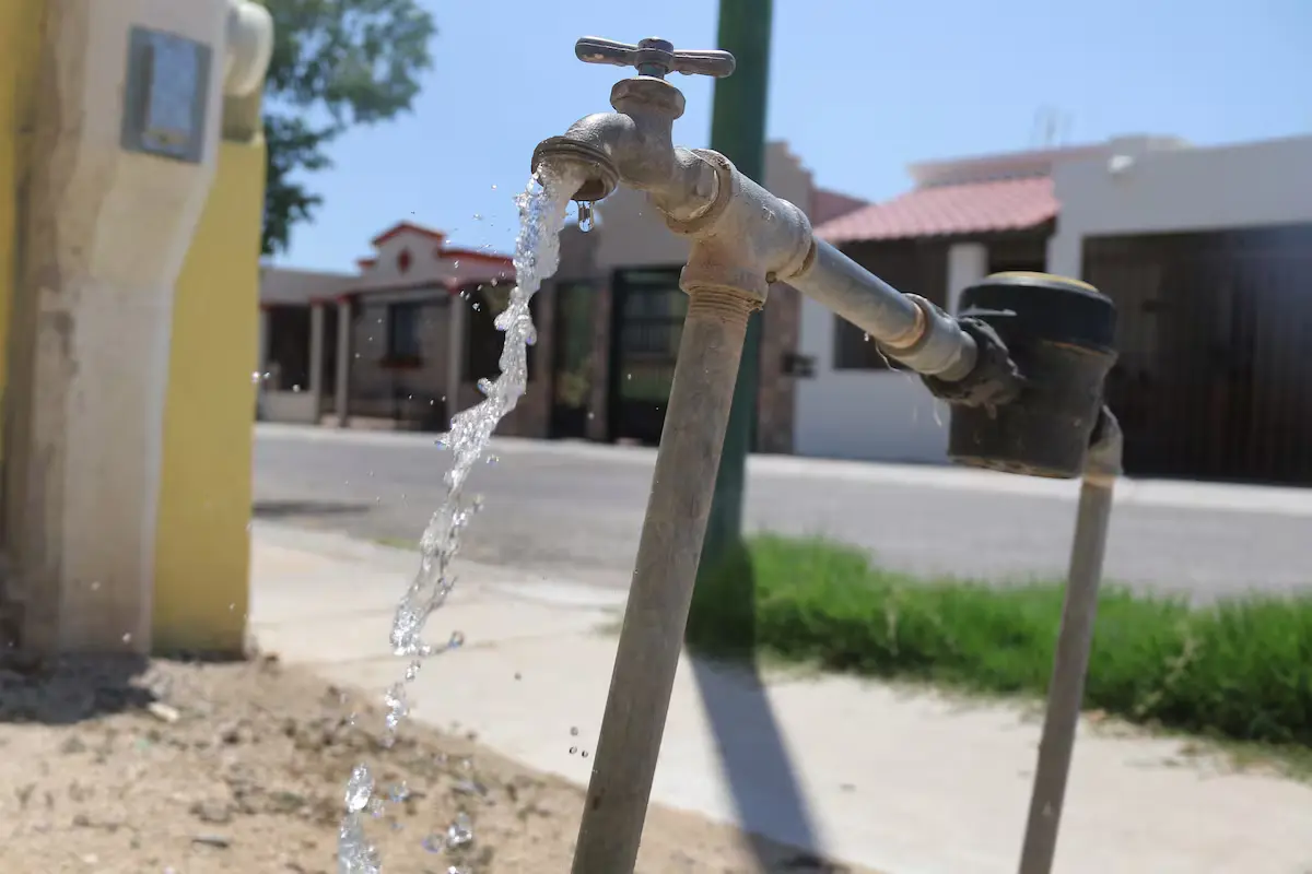 Para muchas familias, el recibo del agua se ha convertido en una carga difícil de sostener. Sin embargo, miles de personas en Tamaulipas tienen derecho a un descuento que pocos conocen o ejercen. Foto: BANCO DIGITAL