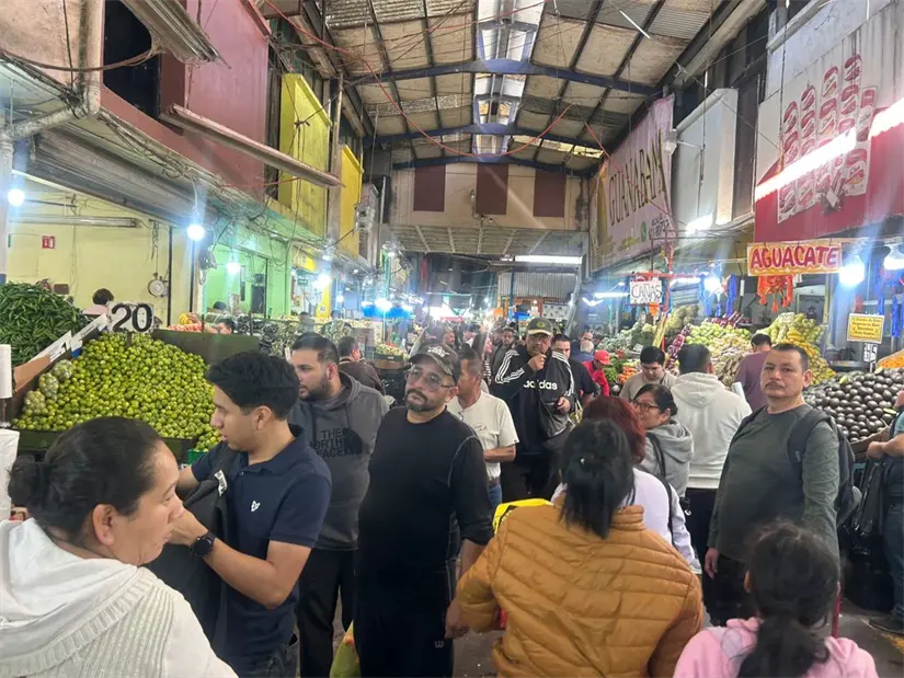 En Monterrey, las familias se preparan con entusiasmo para la cena navideña, eligiendo platillos tradicionales para compartir juntos. Foto: Rosy Sandoval