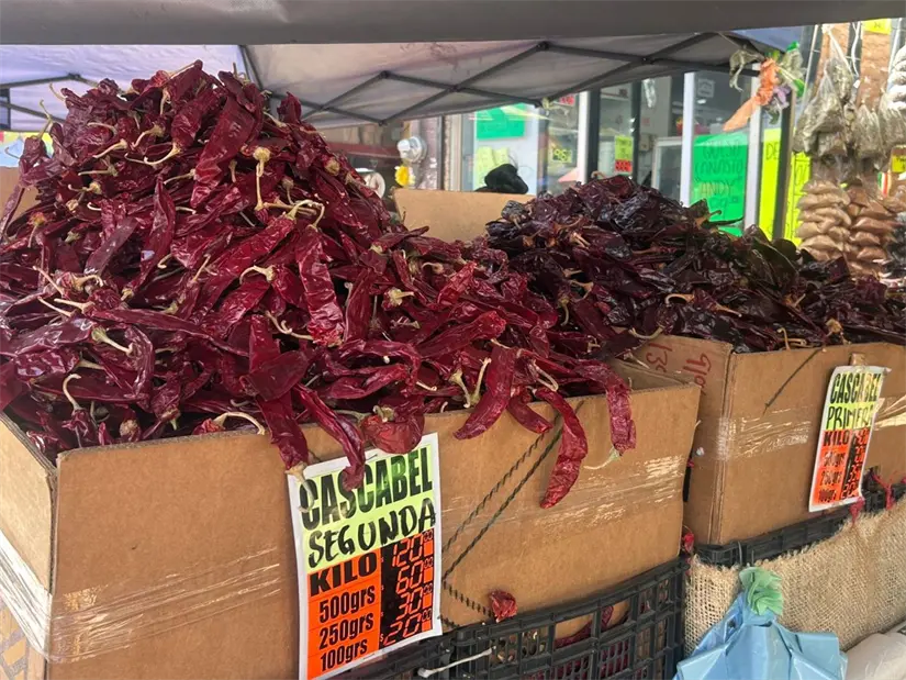 Las celebraciones de Navidad en Monterrey comienzan con la compra de ingredientes para una cena que reúne a todos los seres queridos. Foto: Rosy Sandoval