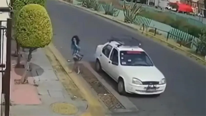 imagen recuadro Tras retirar efectivo en una sucursal de Ecatepec, una mujer fue interceptada por sujetos en motocicleta. Foto: X @POSTAEdomex