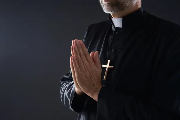 ¿Falsos sacerdotes en Yucatán? Arquidiócesis alerta por fraudes y engaños a fieles católicos ¿Falsos sacerdotes en Yucatán? Arquidiócesis alerta por fraudes y engaños a fieles católicos