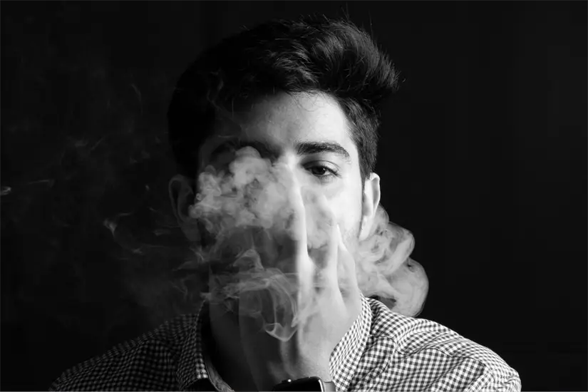 imagen recuadro Los vapeadores están prohibidos en Nuevo León, pero su uso persiste, generando preocupaciones sobre la salud y la desinformación. Foto: Canva