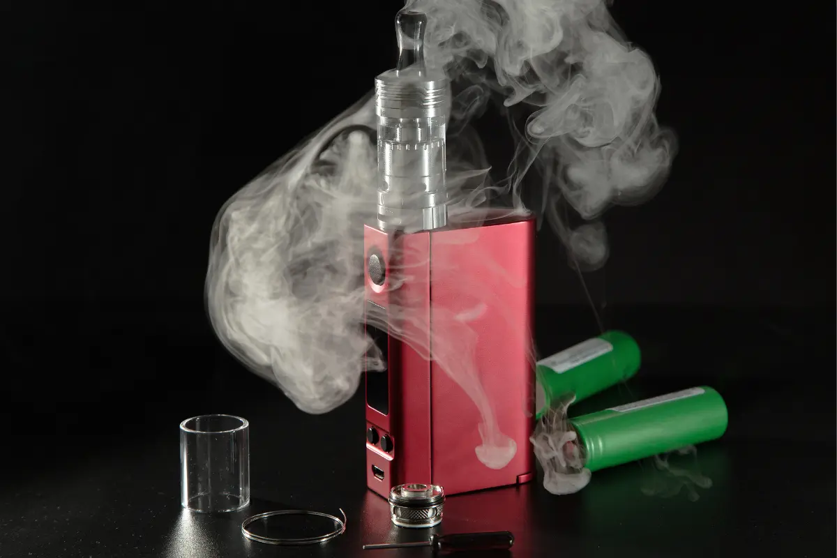 A pesar de su prohibición, el uso de vapeadores en Nuevo León se mantiene, causando alarma entre las autoridades por la falta de información. Foto: Canva