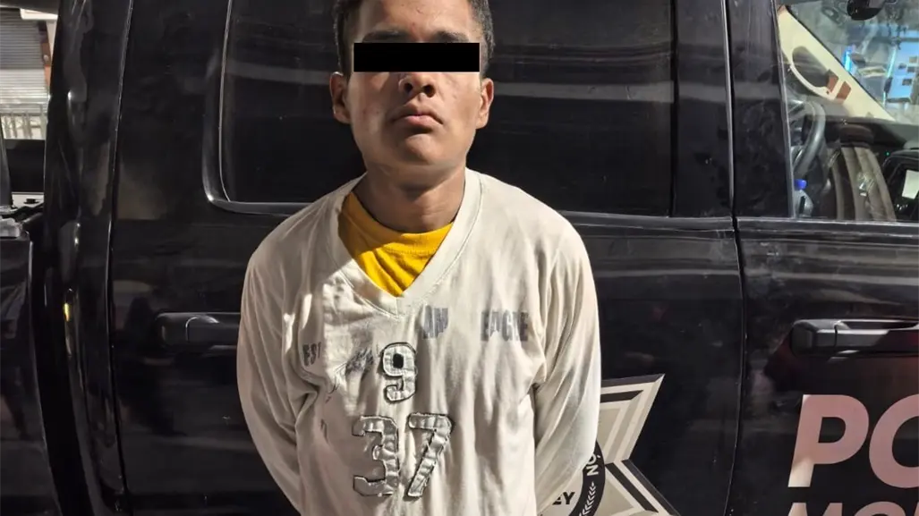 VIDEO | Así fue la detención de un joven por dañar propiedad ajena en el centro de Monterrey