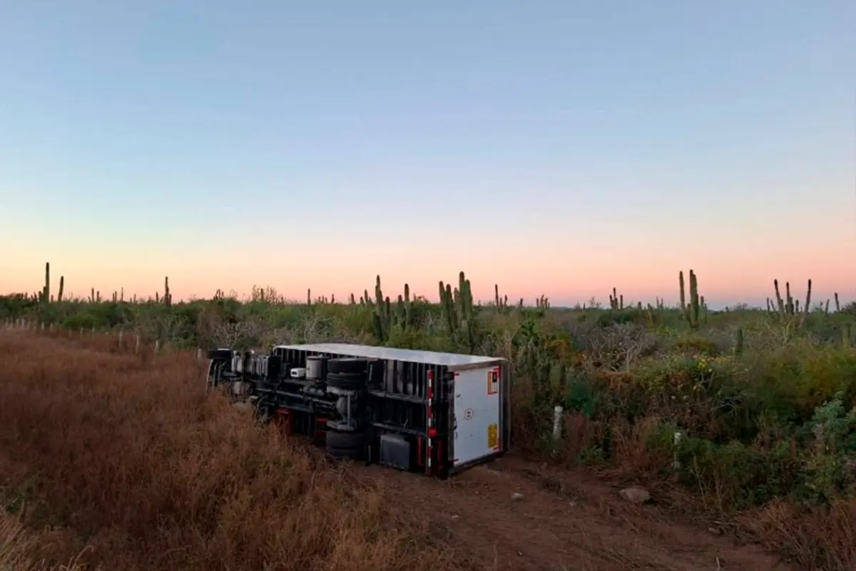 Una volcadura de un camión de reparto sacó un gran susto a sus tripulantes; hay 2 lesionados, no de gravedad. Foto: SOS Rotativo.