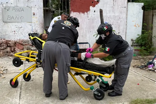 Adulto mayor en abandono es auxiliado y trasladado al Hospital General de Canc&uacute;n