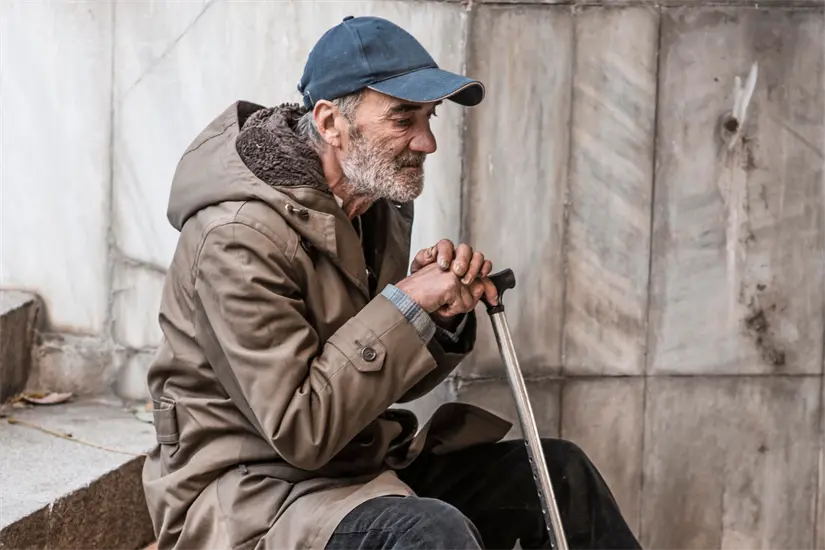 El abandono de adultos mayores en Tamaulipas es un delito sancionado por la ley. Foto: Freepik 