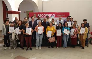 Andrés Mijes entrega escrituras a familias de Escobedo tras más de 20 años de espera
