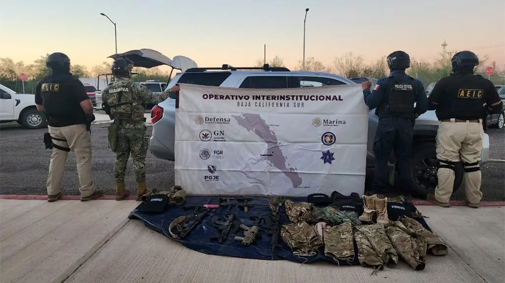 Encuentran vehículo con 10 armas de fuego en el desierto comundeño