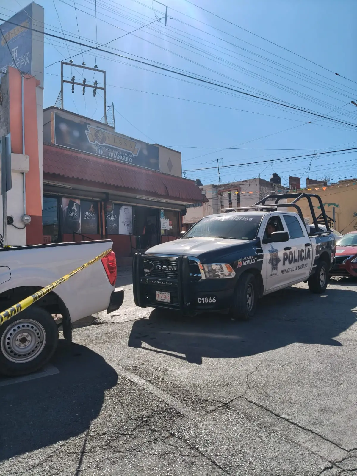 imagen recuadro Autoridades acordonando cantina en Saltillo / Foto: Marco Juárez