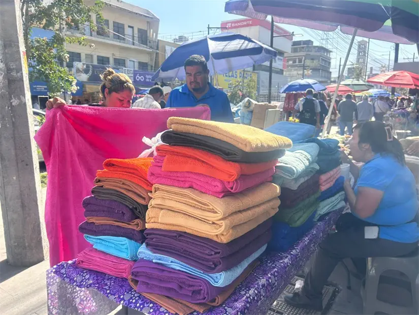 Con la llegada de la Navidad, la calle Juárez se convierte en un vibrante mercado donde comerciantes ofrecen variedad de productos a los transeúntes. Foto: Rosy Sandoval