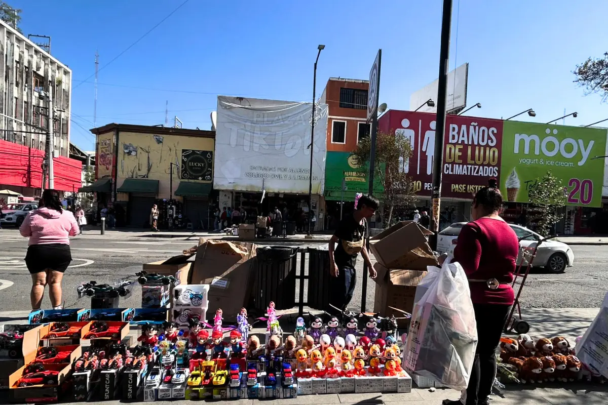 La calle Juárez en el Centro de Monterrey despierta un ambiente navideño lleno de vida y comercio, atrayendo a numerosos compradores. Foto: Rosy Sandoval