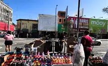 Comerciantes abarrotan banquetas de la calle Juárez en el Centro de Monterrey