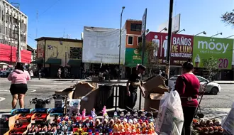 Comerciantes abarrotan banquetas de la calle Juárez en el Centro de Monterrey