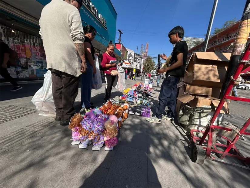 La temporada navideña llena de color la calle Juárez en Monterrey, donde comerciantes ofrecen desde adornos hasta regalos para todos. Foto: Rosy Sandoval 