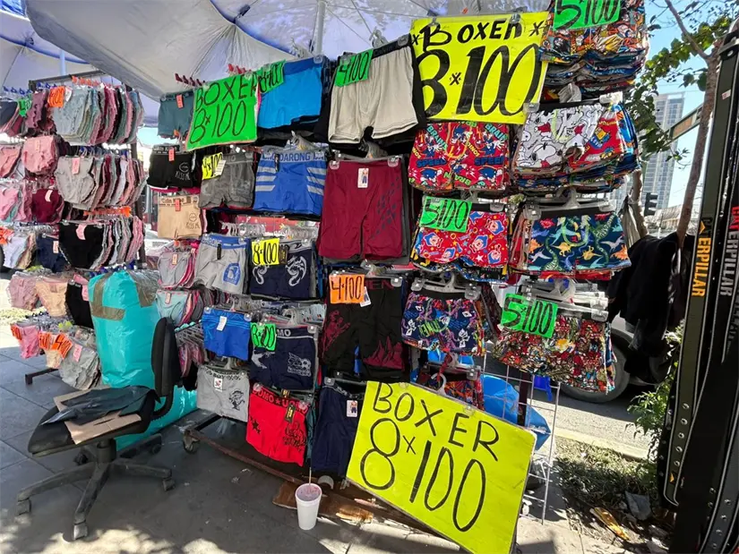 En el Centro de Monterrey, la actividad navideña se intensifica en la calle Juárez, repleta de comerciantes y visitantes en busca de regalos. Foto: Rosy Sandoval