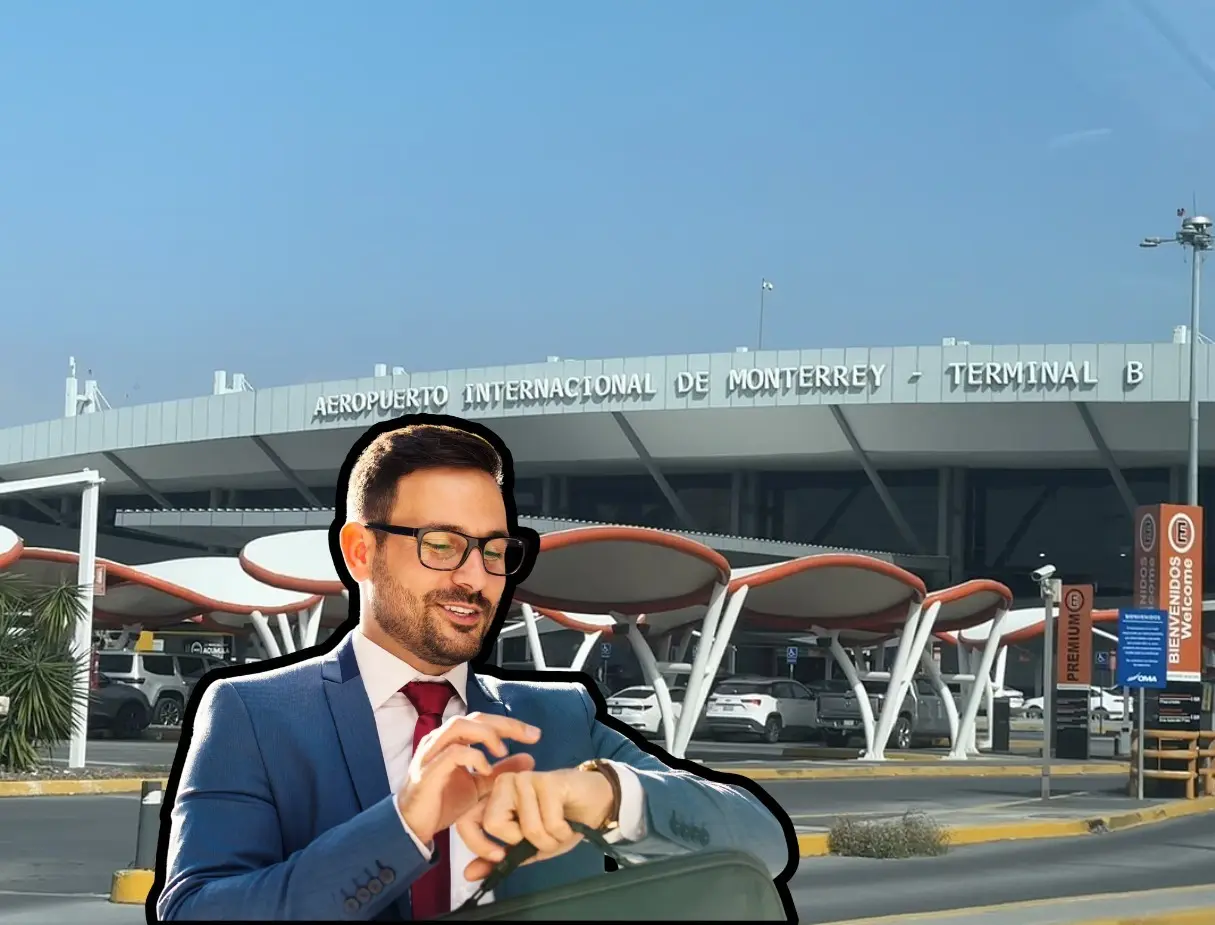 Una persona revisa el tiempo de llegada a la terminal B del Aeropuerto Internacional de Monterrey para ver si va con tiempo a su vuelo. Foto: Canva.