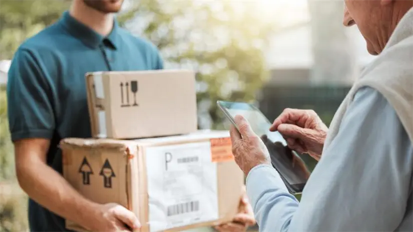 Imagen alusiva a una persona adulta recibiendo un paquete Foto: Canva