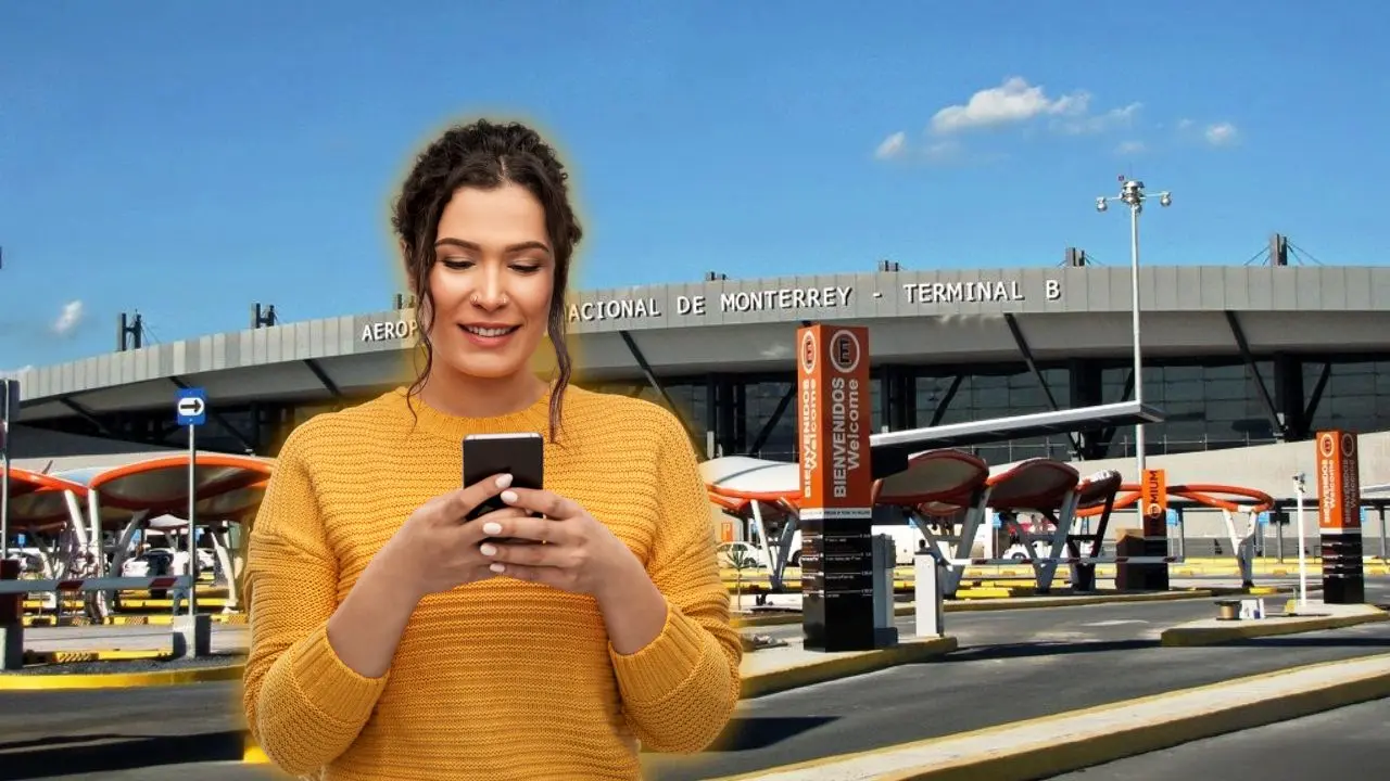 Mujer con celular en mano en la terminal B del Aeropuerto Internacional de Monterrey Foto: Canva