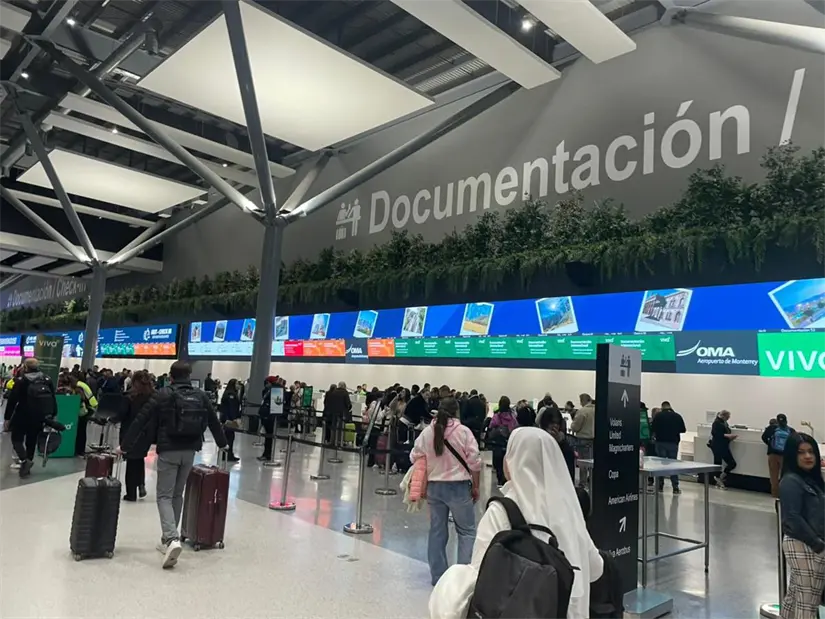 Usuarios en una de las terminales del Aeropuerto Internacional de Monterrey para documentar su equipaje.