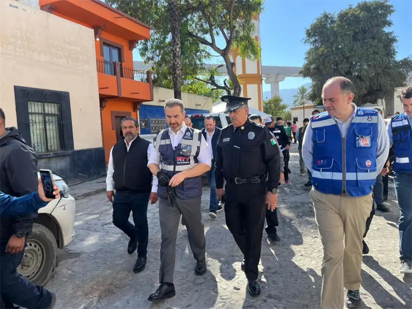El alcalde de Monterrey, Adrián de la Garza, recorre las calles del Barrio Antiguo tras el arranque del programa 