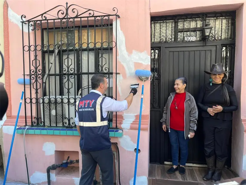 El alcalde de Monterrey, Adrián de la Garza, pinta una vivienda del Barrio Antiguo como parte del programa 