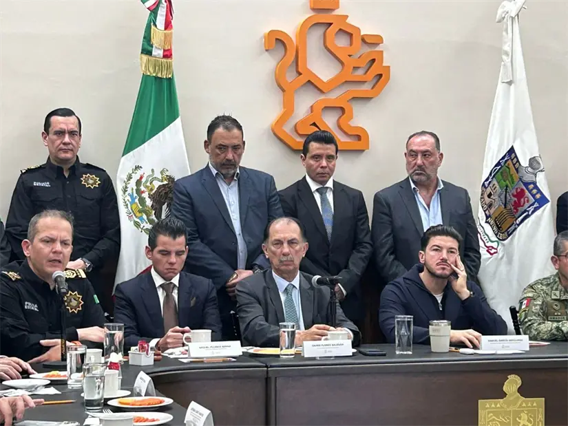 Javier Flores Saldívar, fiscal de Nuevo León en conferencia de prensa sobre la volcadura. Foto: Rosy Sandoval.