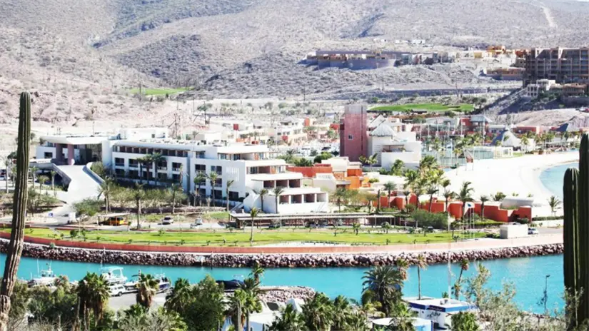 Las vistas al mar y el ambiente tranquilo han convertido a Hotel Indigo Puerta Cortés en uno de los favoritos de quienes visitan La Paz. Foto: Booking.com