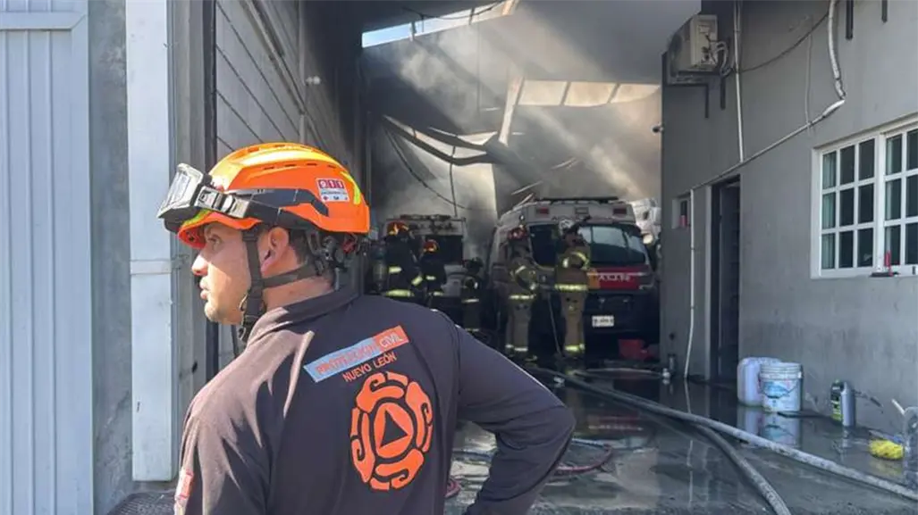 Incendio arrasa con ambulancias en bodega de San Nicol&aacute;s