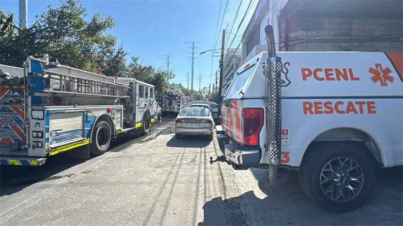 Unidades de Protección Civil de Nuevo León y Bomberos San Nicolás sofocaron el incendio en una bodega de la colonia Miguel Alemán, de San Nicolás de los Garza. Foto: Protección Civil de Nuevo León