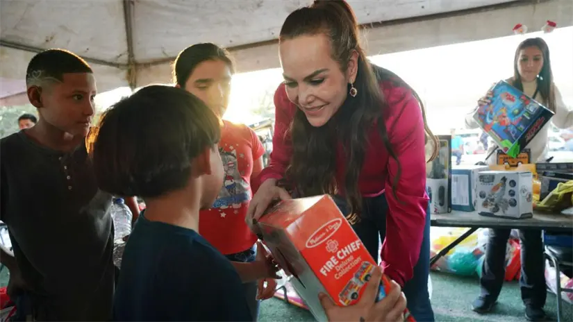 Se hizo la entrega de 2 mil 380 juguetes y 4 mil bolsitas de dulces | FOTO: gobierno de Nuevo Laredo