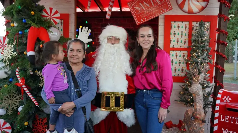 Familias pudieron tomarse la foto con Santa Claus, además de recibir regalos y disfrutar de las actividades | FOTO: gobierno de Nuevo Laredo