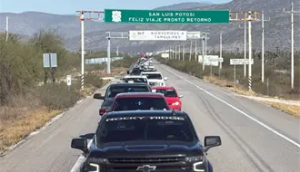 Paisanos que regresan a México en esta temporada navideña son custodiados en carreteras de Tamaulipas