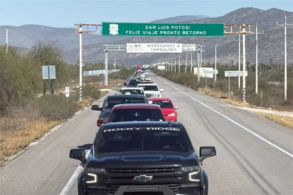 Paisanos que regresan a M&eacute;xico en esta temporada navide&ntilde;a son custodiados en carreteras de Tamaulipas