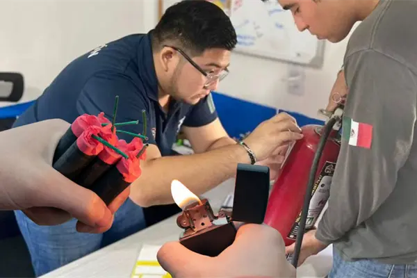 Imparten cursos de capacitaci&oacute;n a vendedores de "bombitas" en Kanas&iacute;n