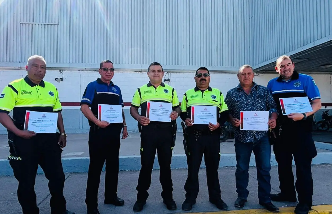 Policías Municipales recibieron reconocimiento por su labor de prevención y atención a incidentes en tiendas de Autoservicio. Foto: Cortesía.